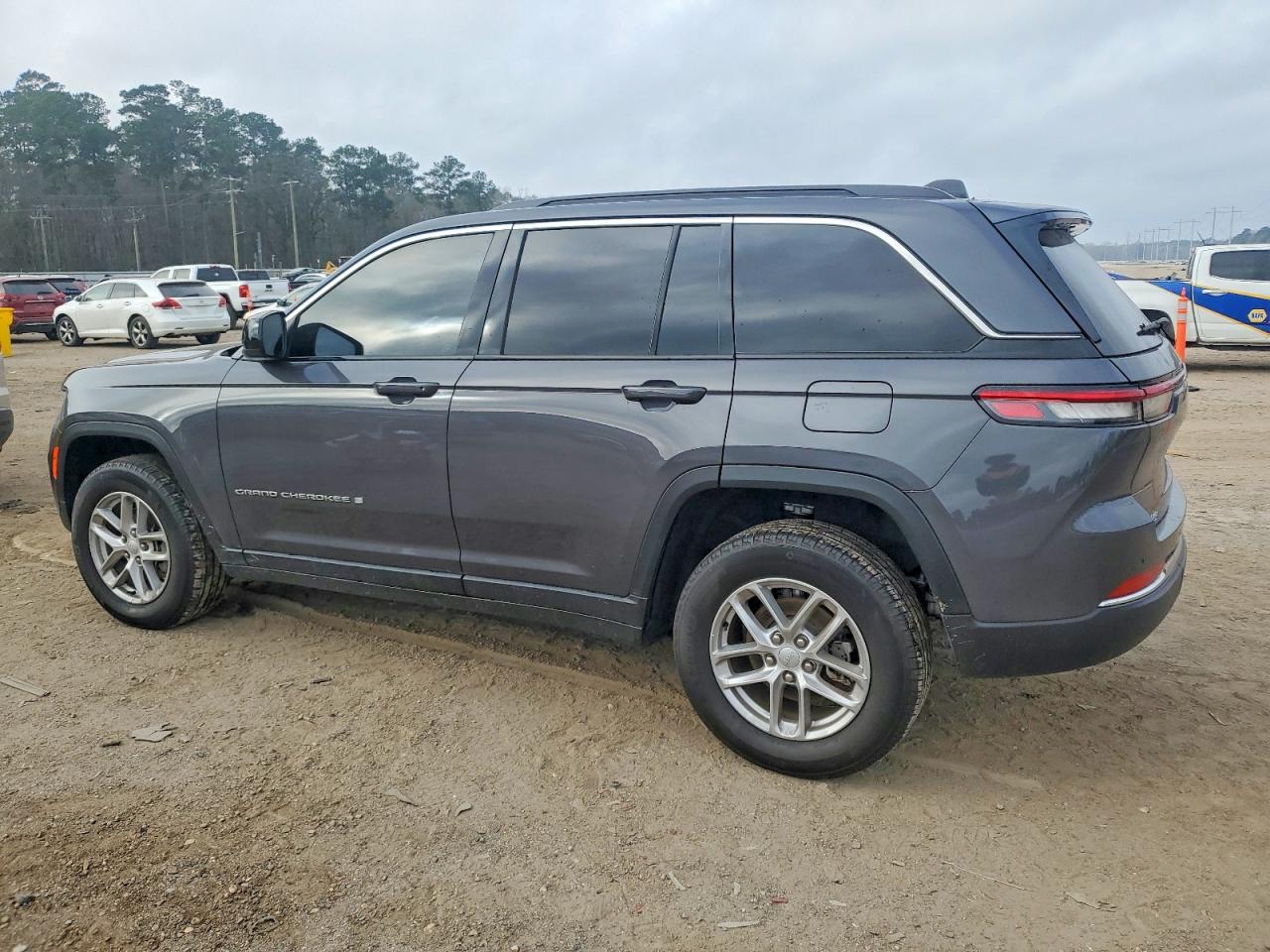 2024 JEEP GRAND CHEROKEE LAREDO photo 2