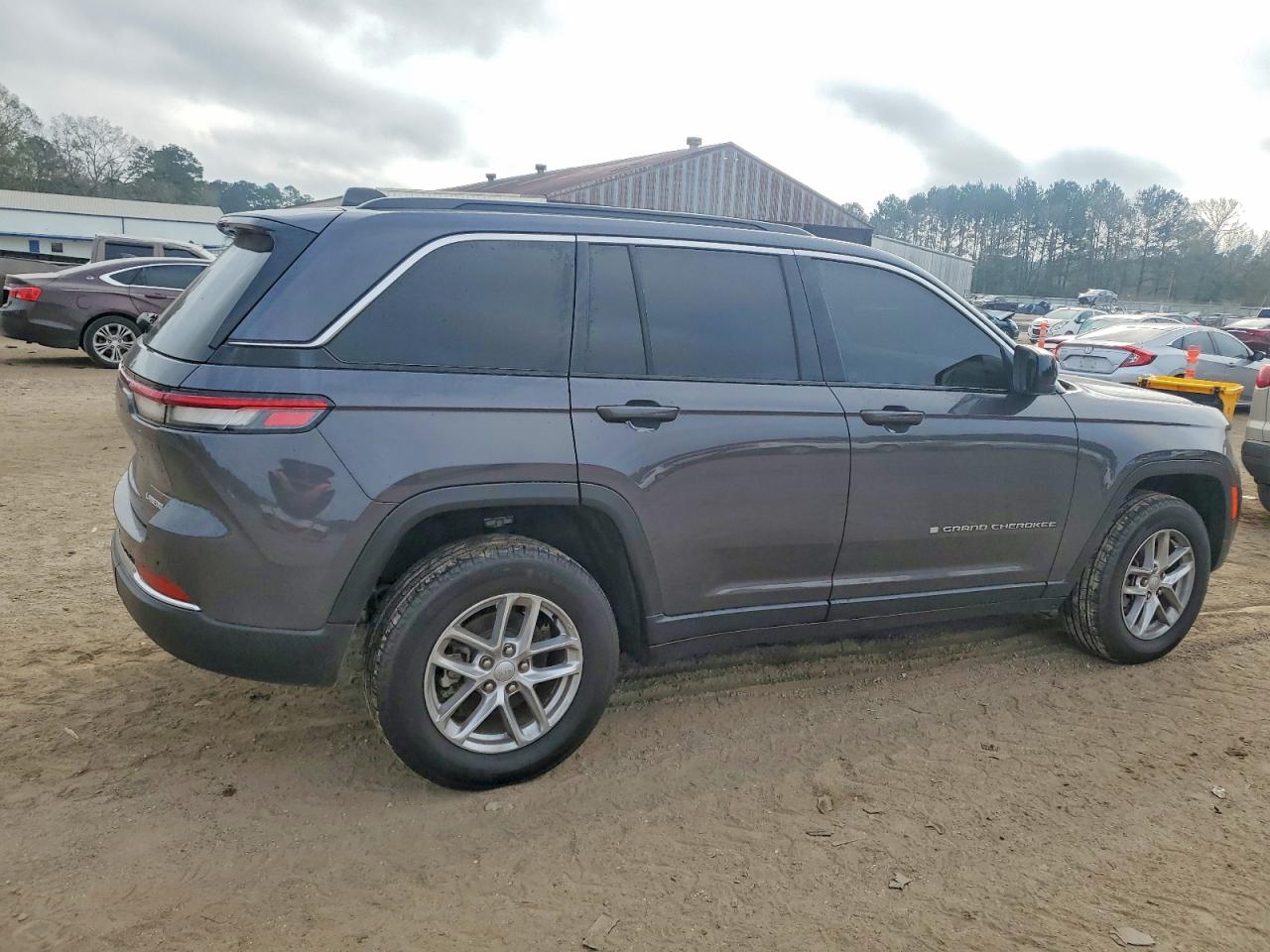2024 JEEP GRAND CHEROKEE LAREDO photo 3
