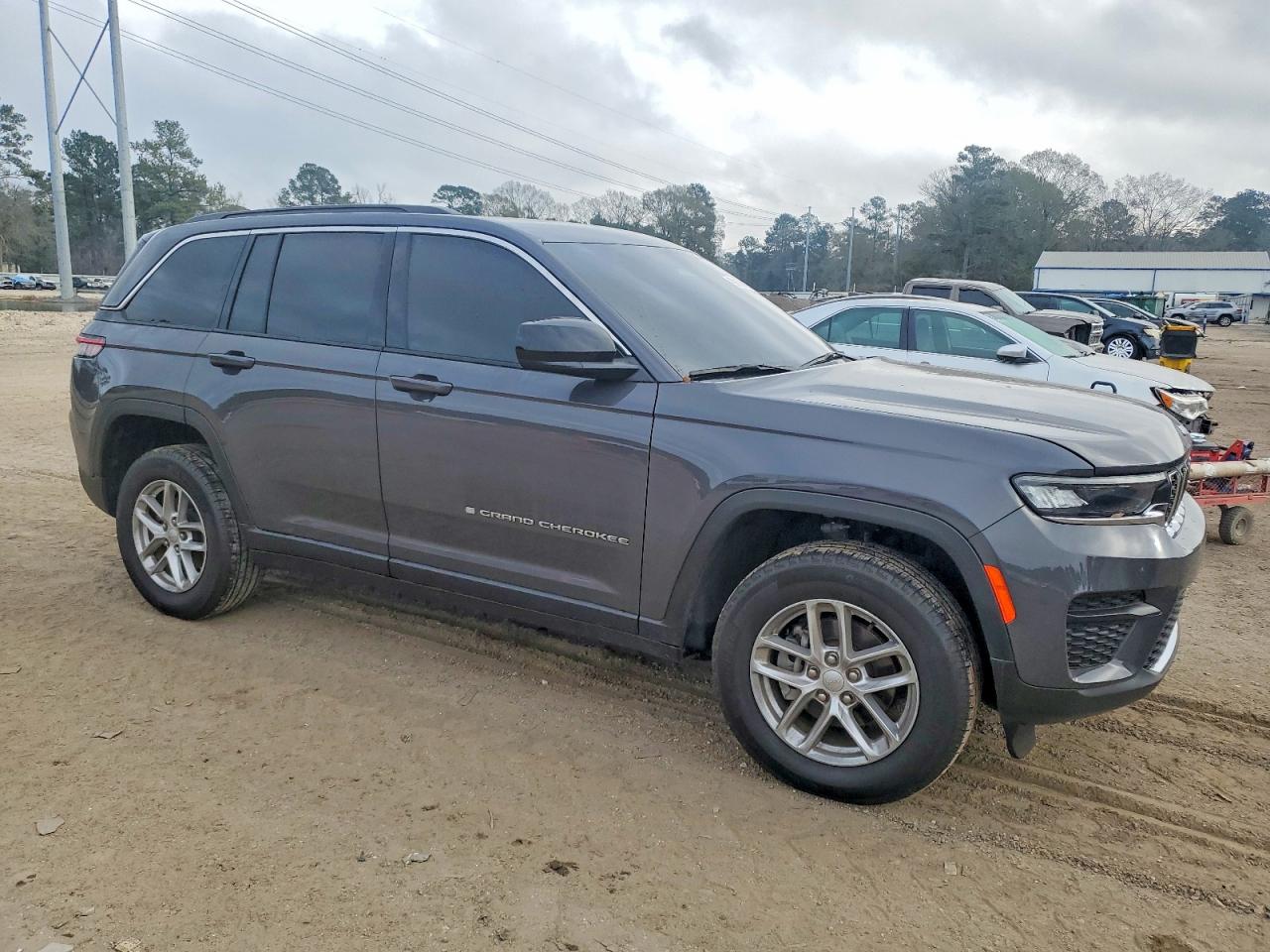 2024 JEEP GRAND CHEROKEE LAREDO photo 4