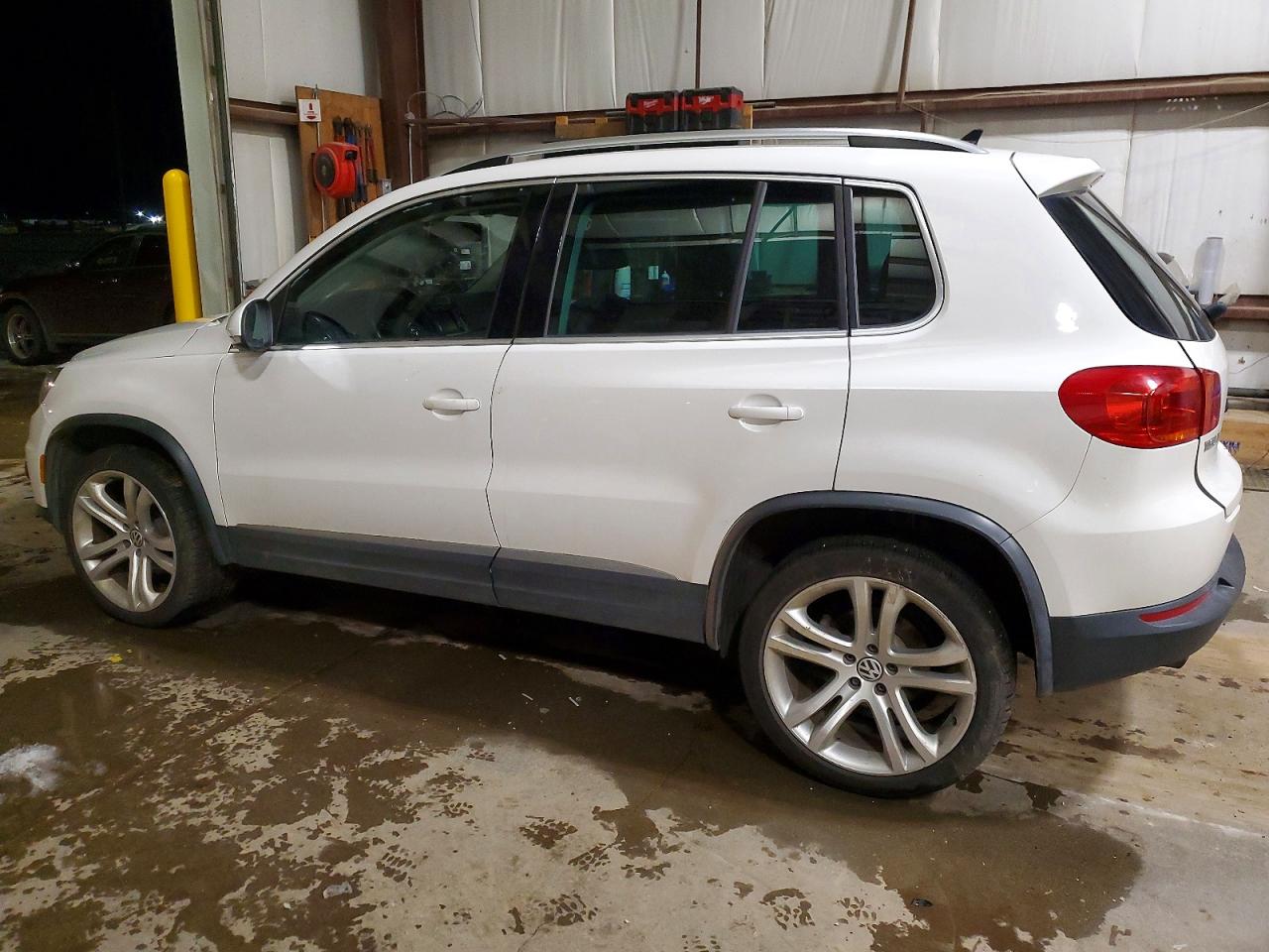 2012 VOLKSWAGEN TIGUAN S photo 2