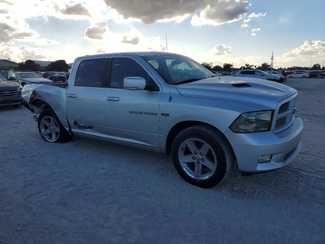 2011 DODGE RAM 1500 photo 4