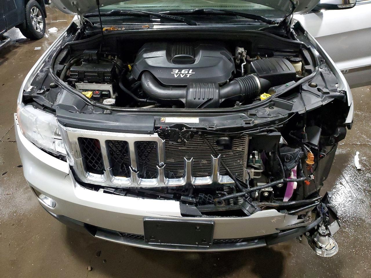 2012 JEEP GRAND CHEROKEE OVERLAND photo 12