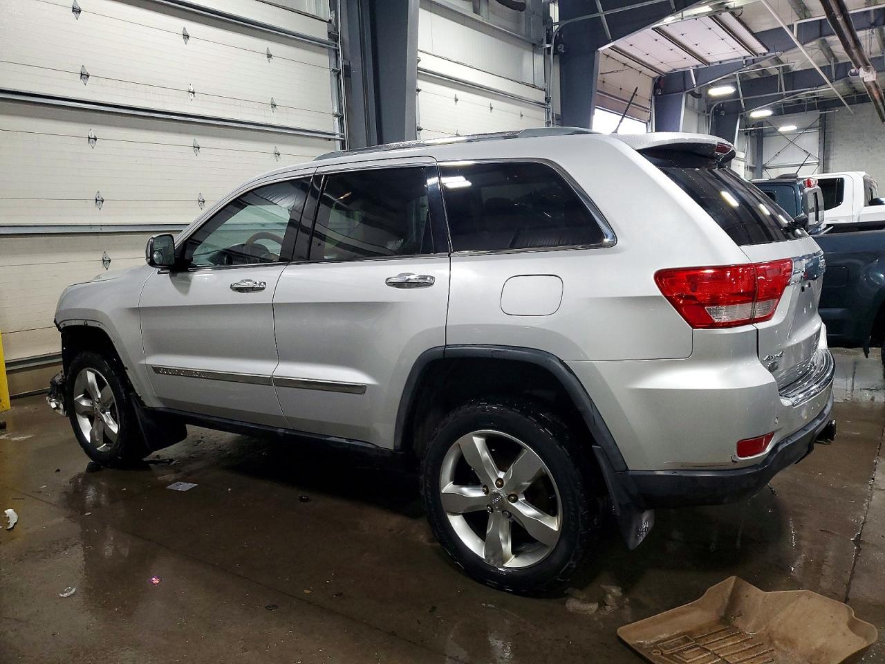 2012 JEEP GRAND CHEROKEE OVERLAND photo 2