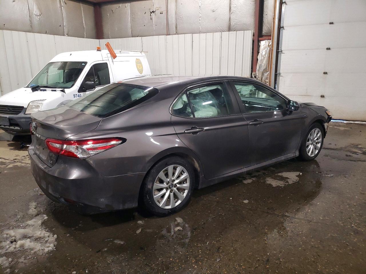 2018 TOYOTA CAMRY L photo 3