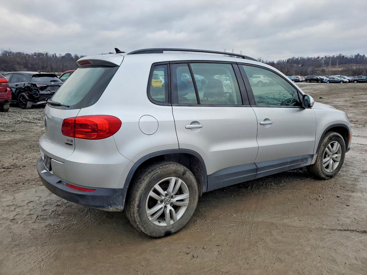 2017 VOLKSWAGEN TIGUAN S photo 3