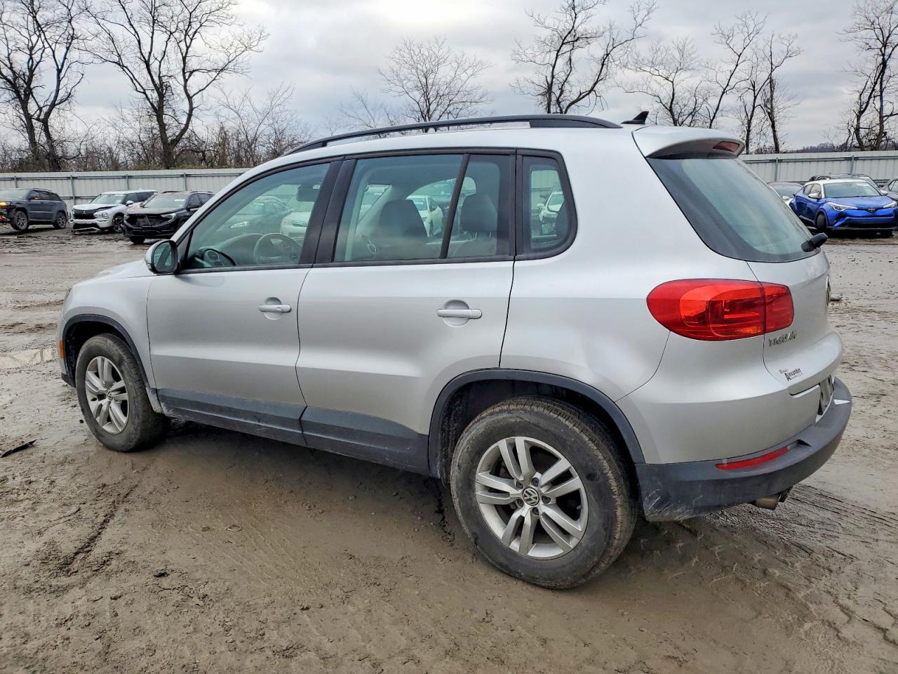 2017 VOLKSWAGEN TIGUAN S photo 2