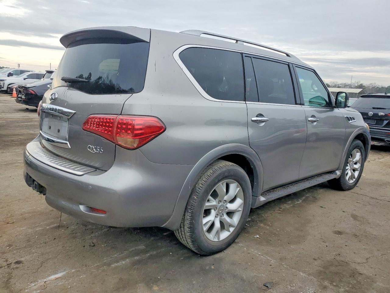 2012 INFINITI QX56 photo 7