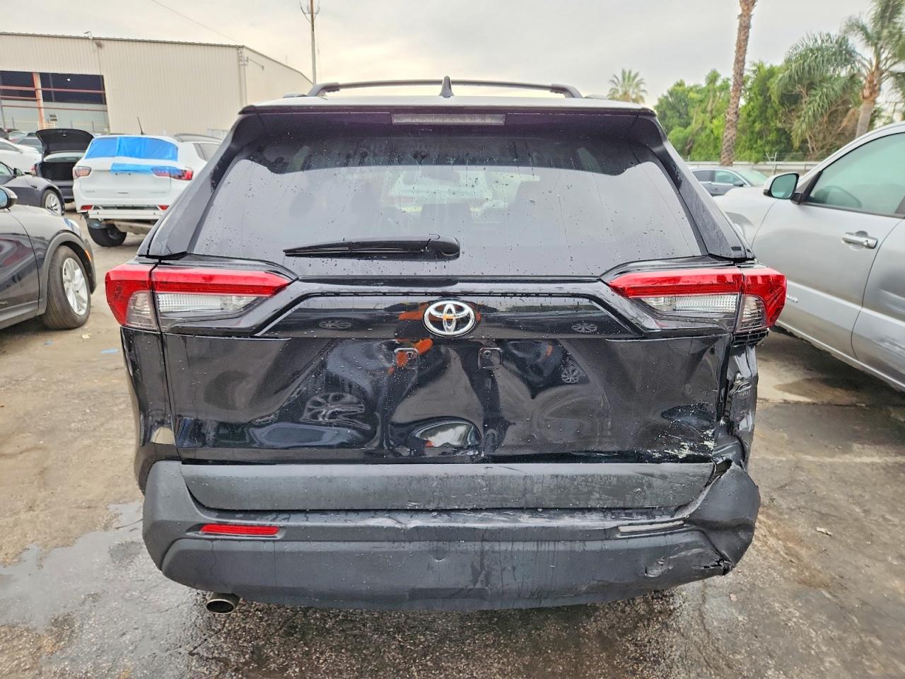2021 TOYOTA RAV4 LE photo 6