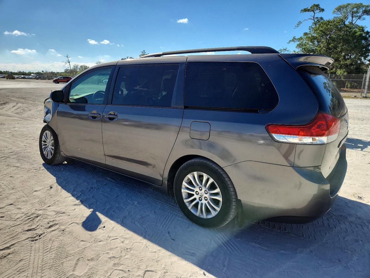 2013 TOYOTA SIENNA XLE photo 2