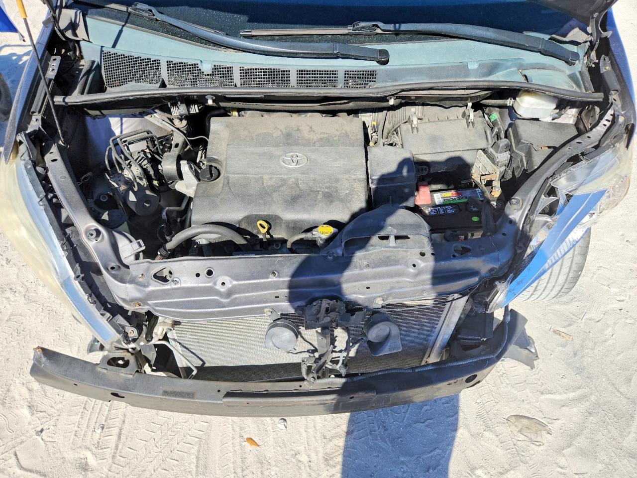 2013 TOYOTA SIENNA XLE photo 12