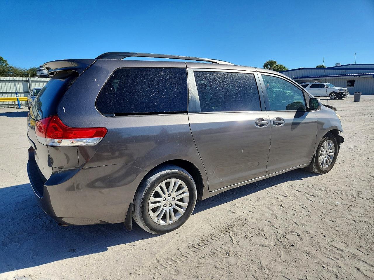 2013 TOYOTA SIENNA XLE photo 3