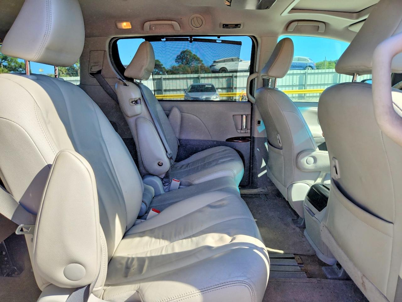 2013 TOYOTA SIENNA XLE photo 11