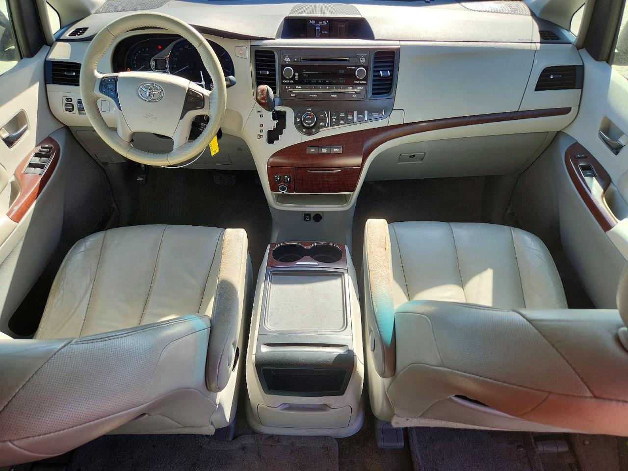 2013 TOYOTA SIENNA XLE photo 8