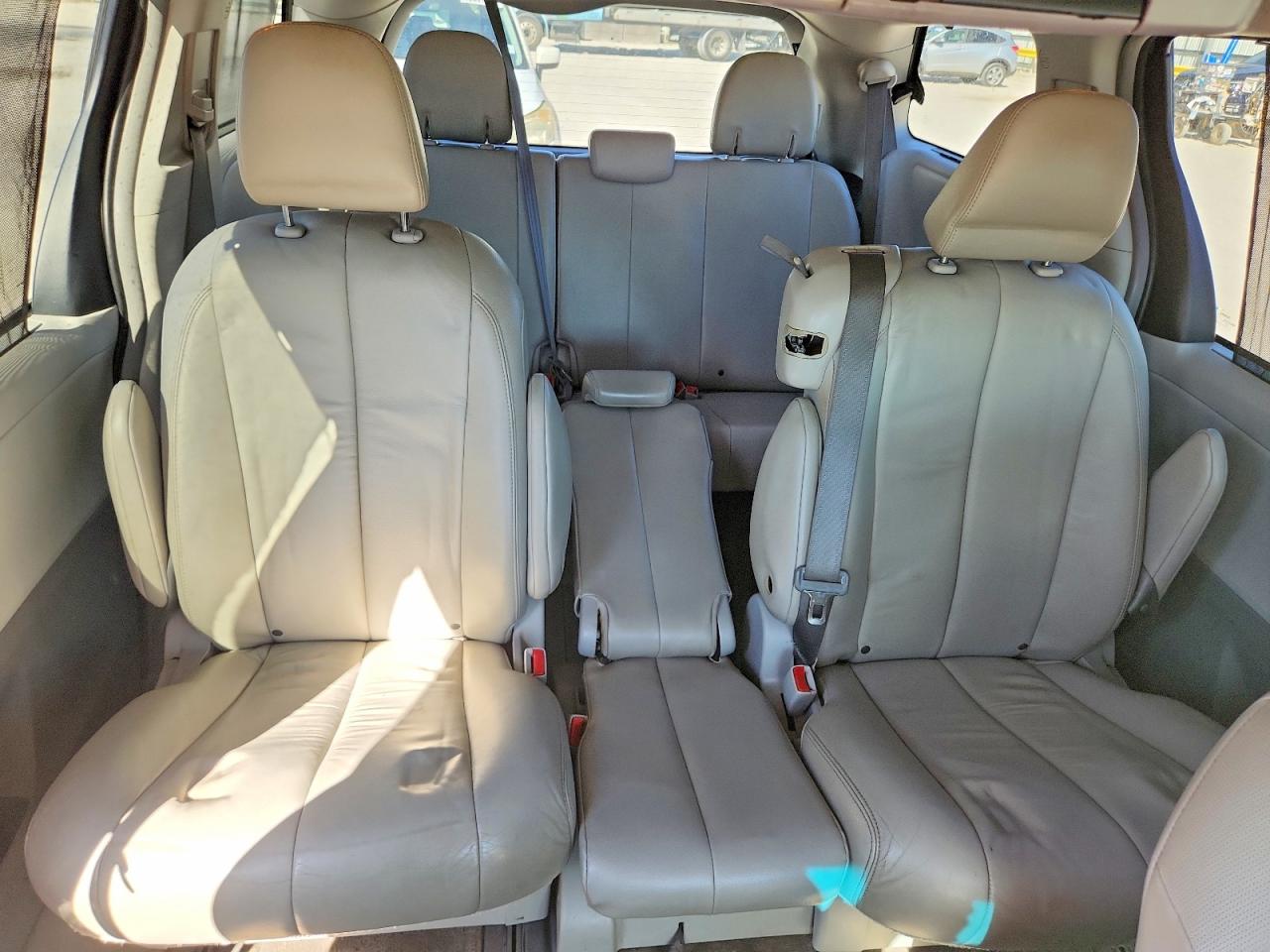 2013 TOYOTA SIENNA XLE photo 10