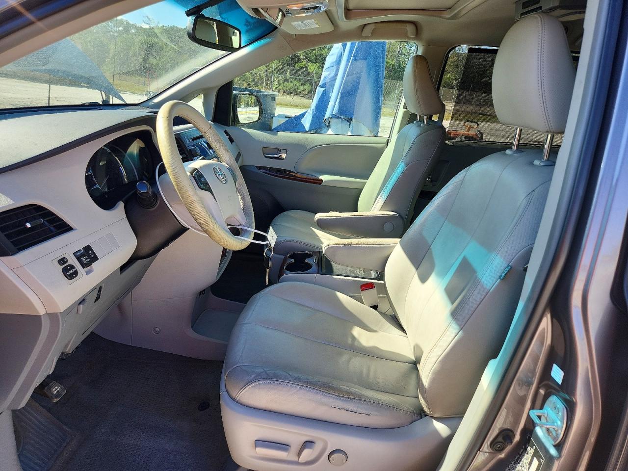 2013 TOYOTA SIENNA XLE photo 7
