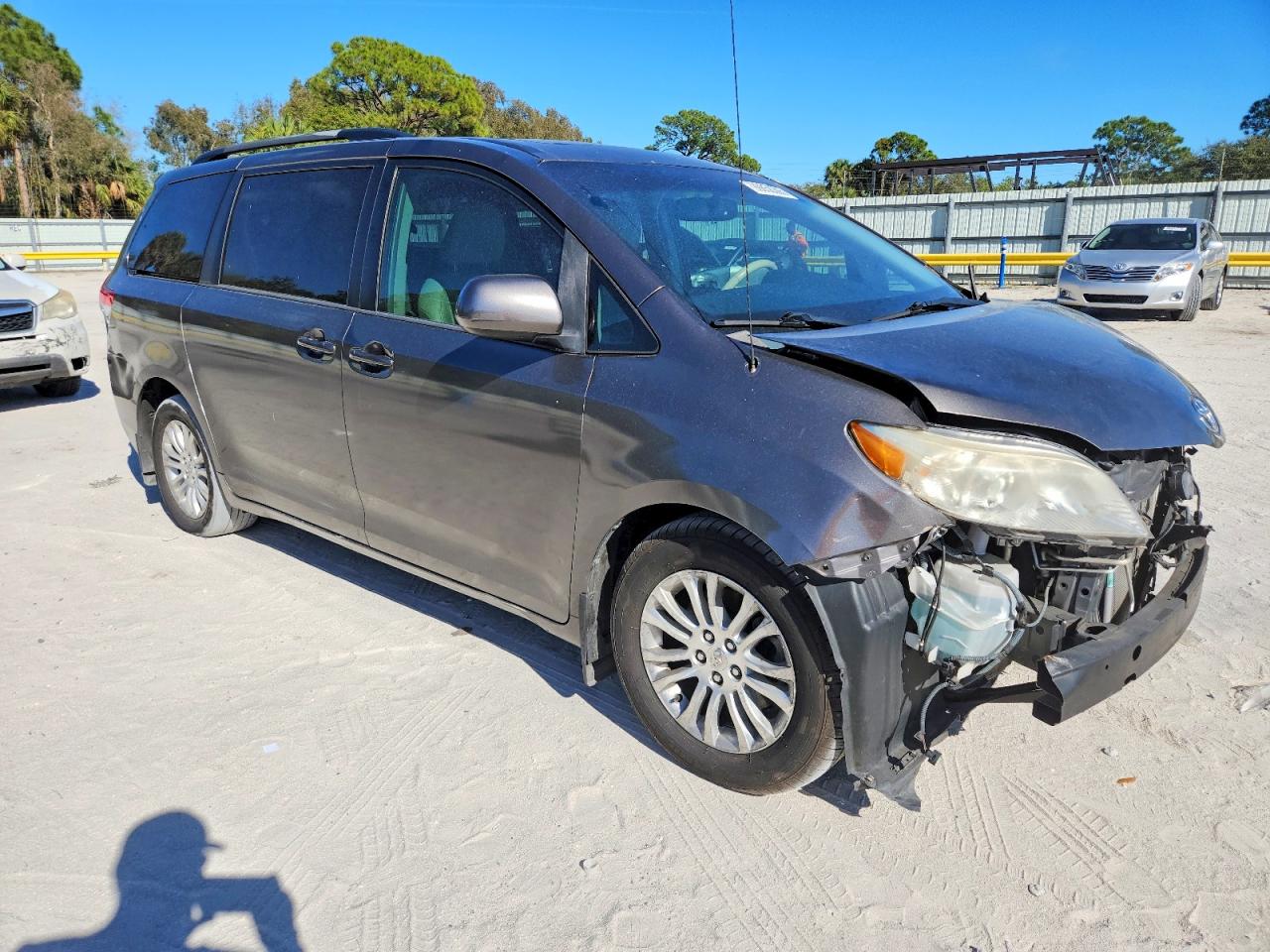 2013 TOYOTA SIENNA XLE photo 4