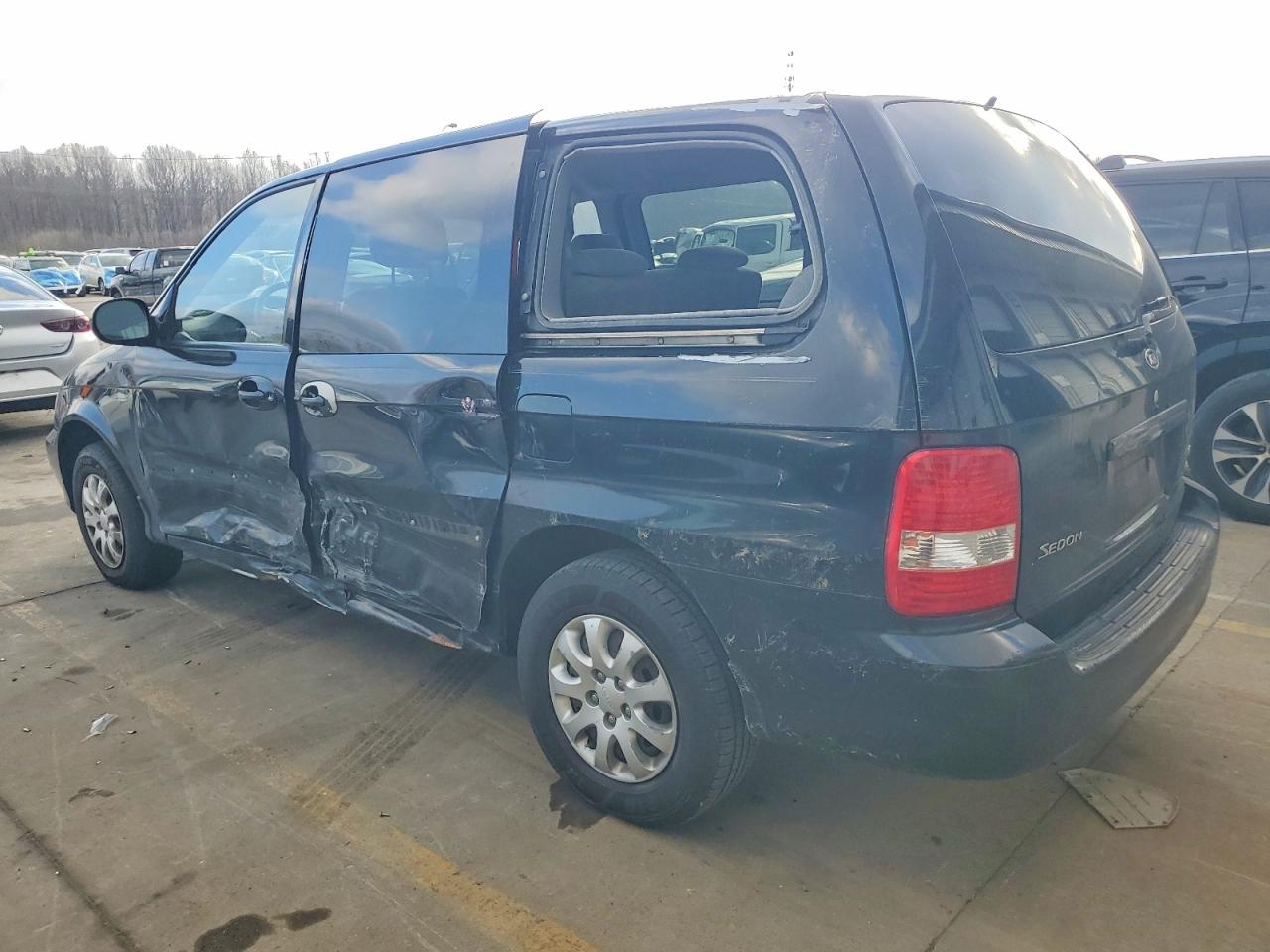 2004 KIA SEDONA EX photo 2