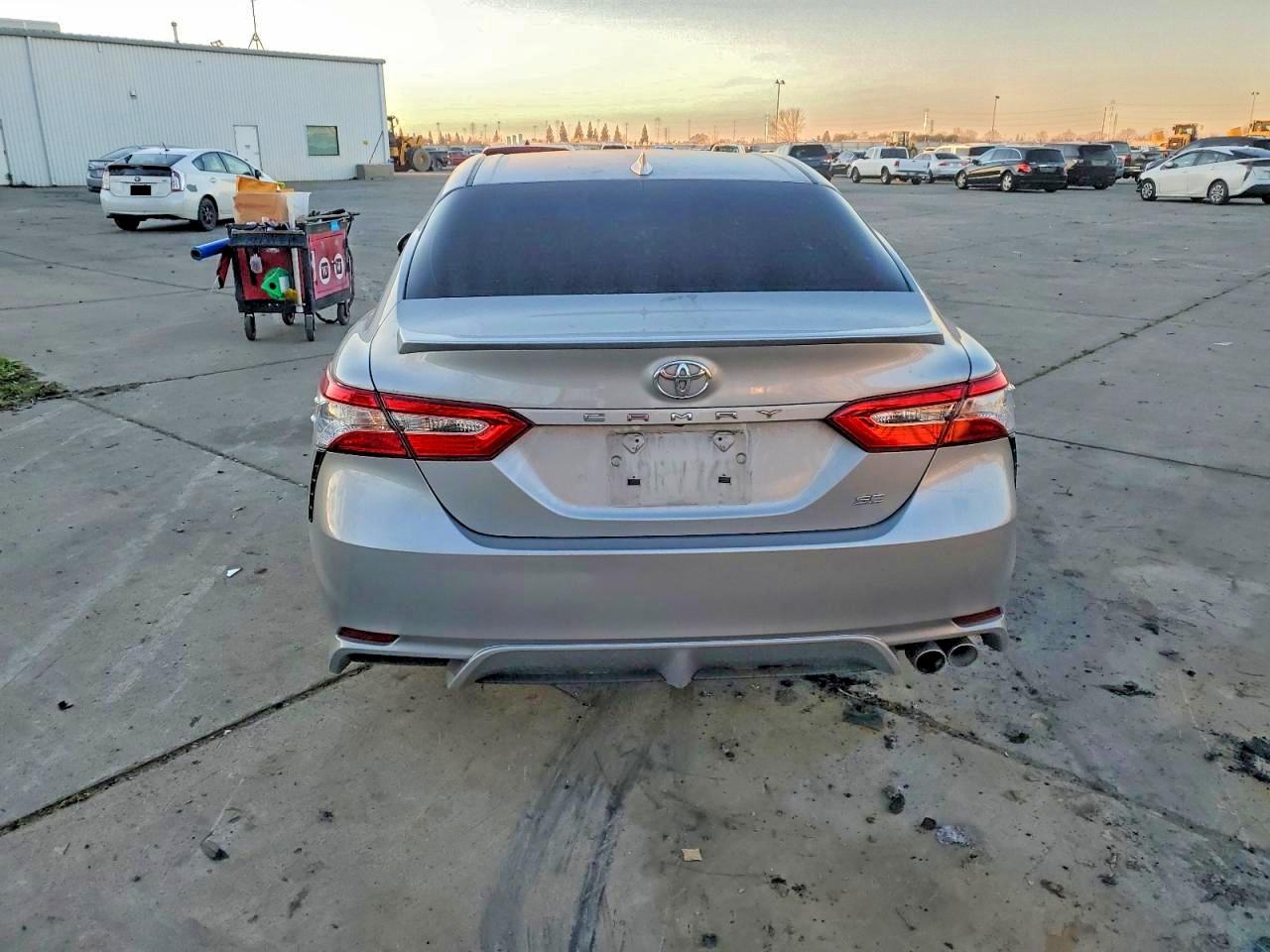 2020 TOYOTA CAMRY SE photo 6