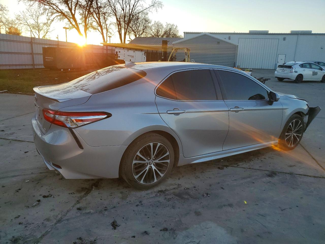 2020 TOYOTA CAMRY SE photo 3