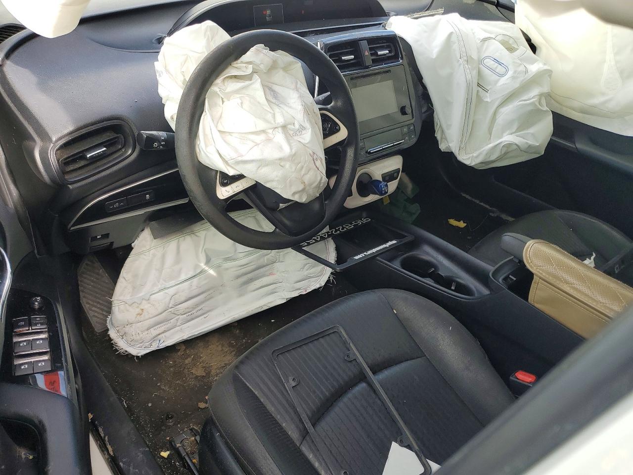 2016 TOYOTA PRIUS photo 8