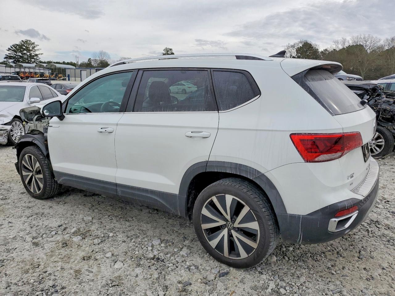 2024 VOLKSWAGEN TAOS SE photo 2