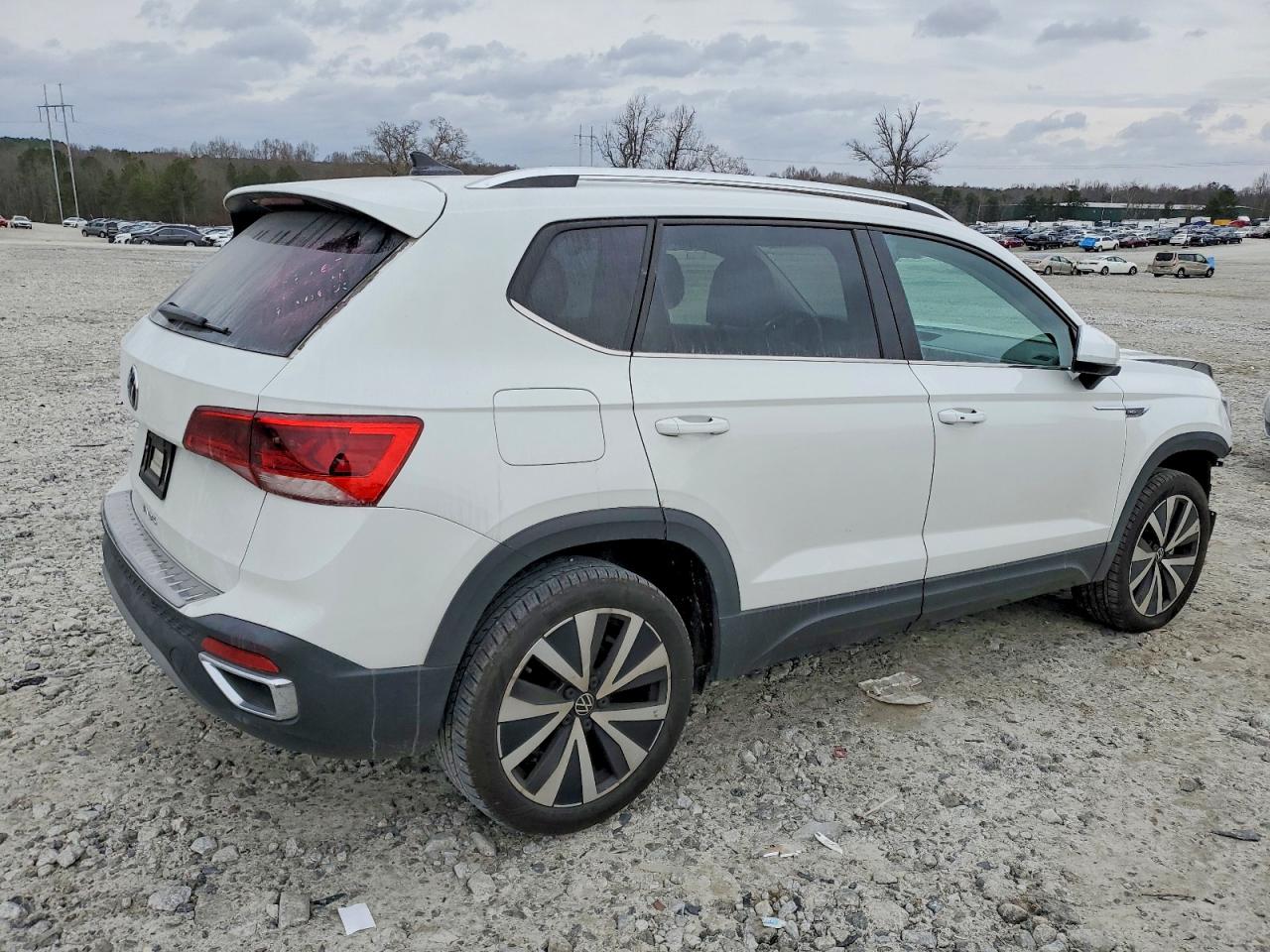 2024 VOLKSWAGEN TAOS SE photo 3