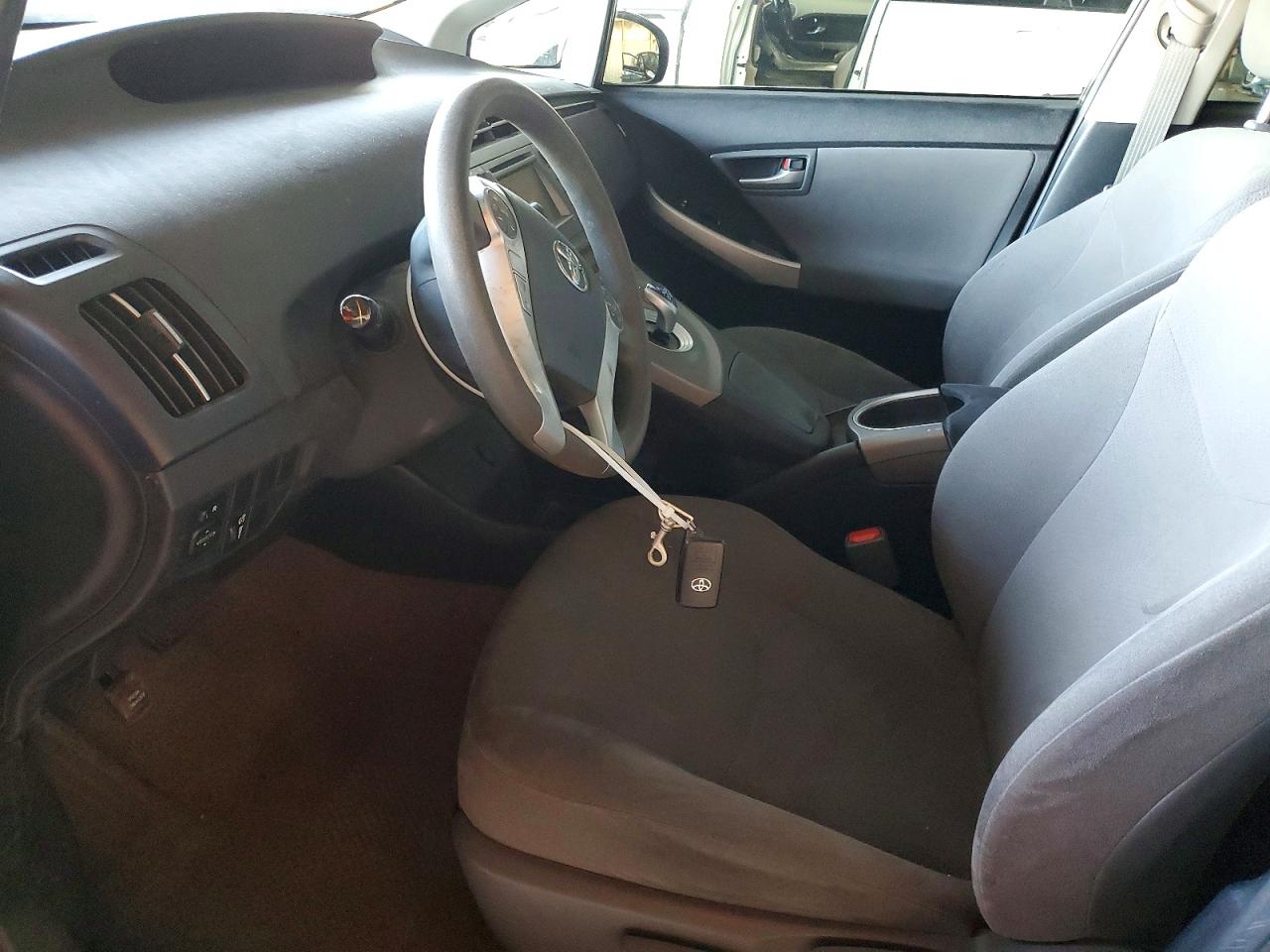 2015 TOYOTA PRIUS photo 7