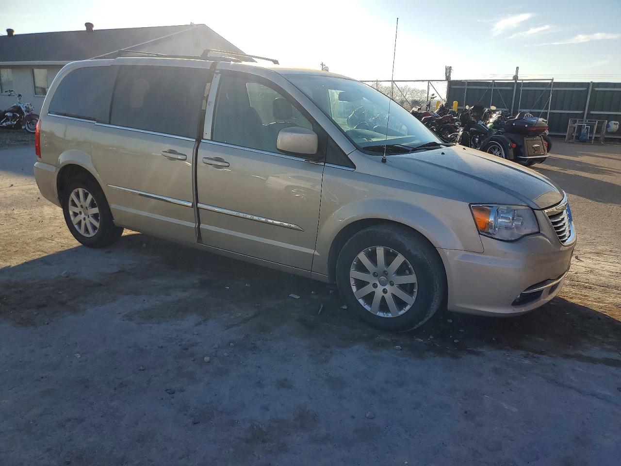 2015 CHRYSLER TOWN & COUNTRY TOURING photo 4