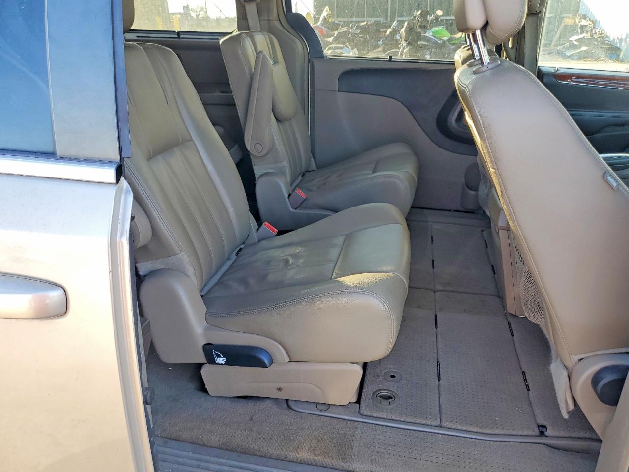 2015 CHRYSLER TOWN & COUNTRY TOURING photo 11