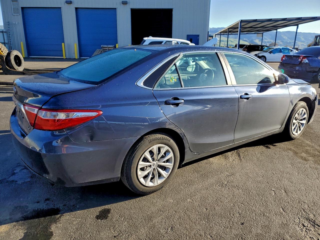 2016 TOYOTA CAMRY LE photo 3