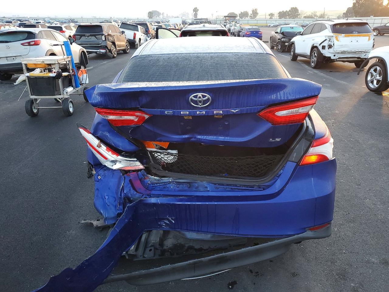 2018 TOYOTA CAMRY L photo 6
