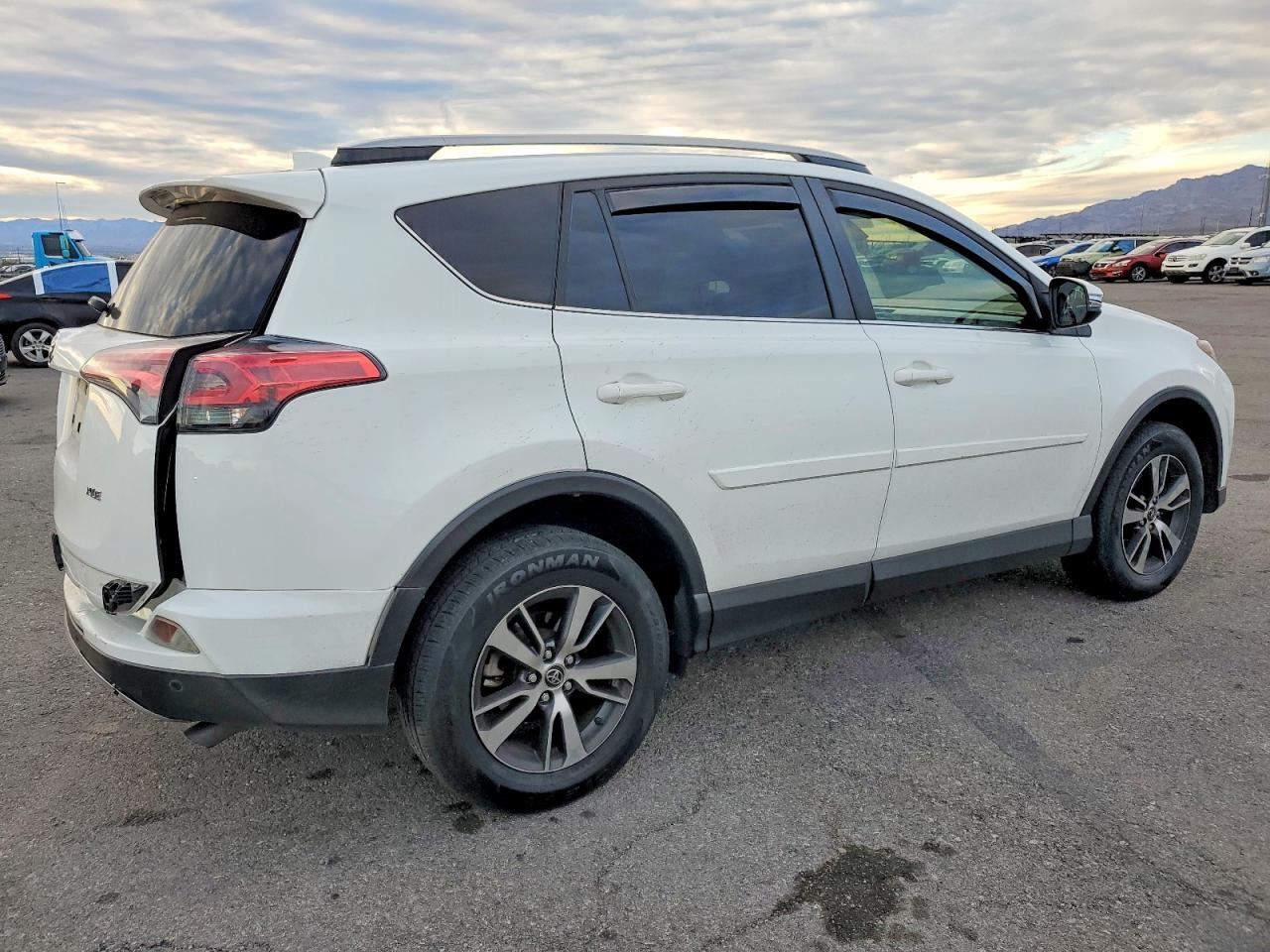2017 TOYOTA RAV4 XLE photo 3