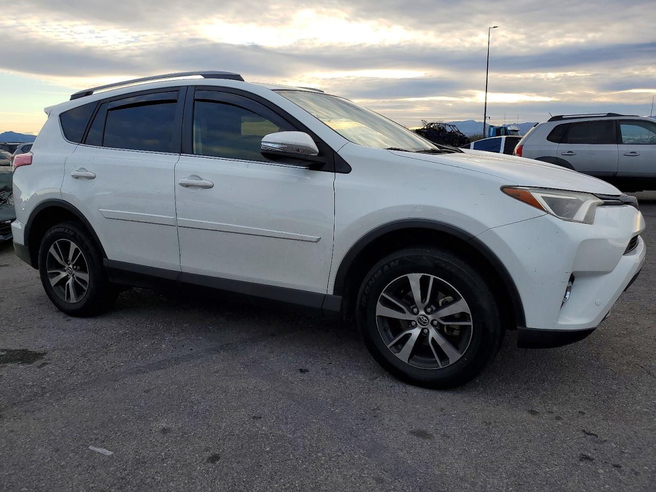2017 TOYOTA RAV4 XLE photo 4
