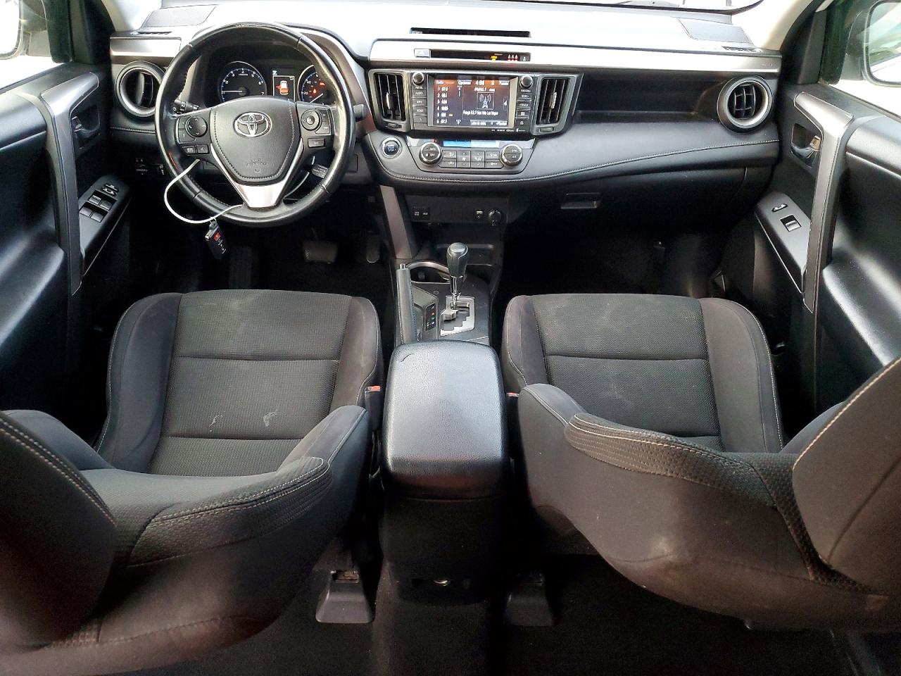 2017 TOYOTA RAV4 XLE photo 8