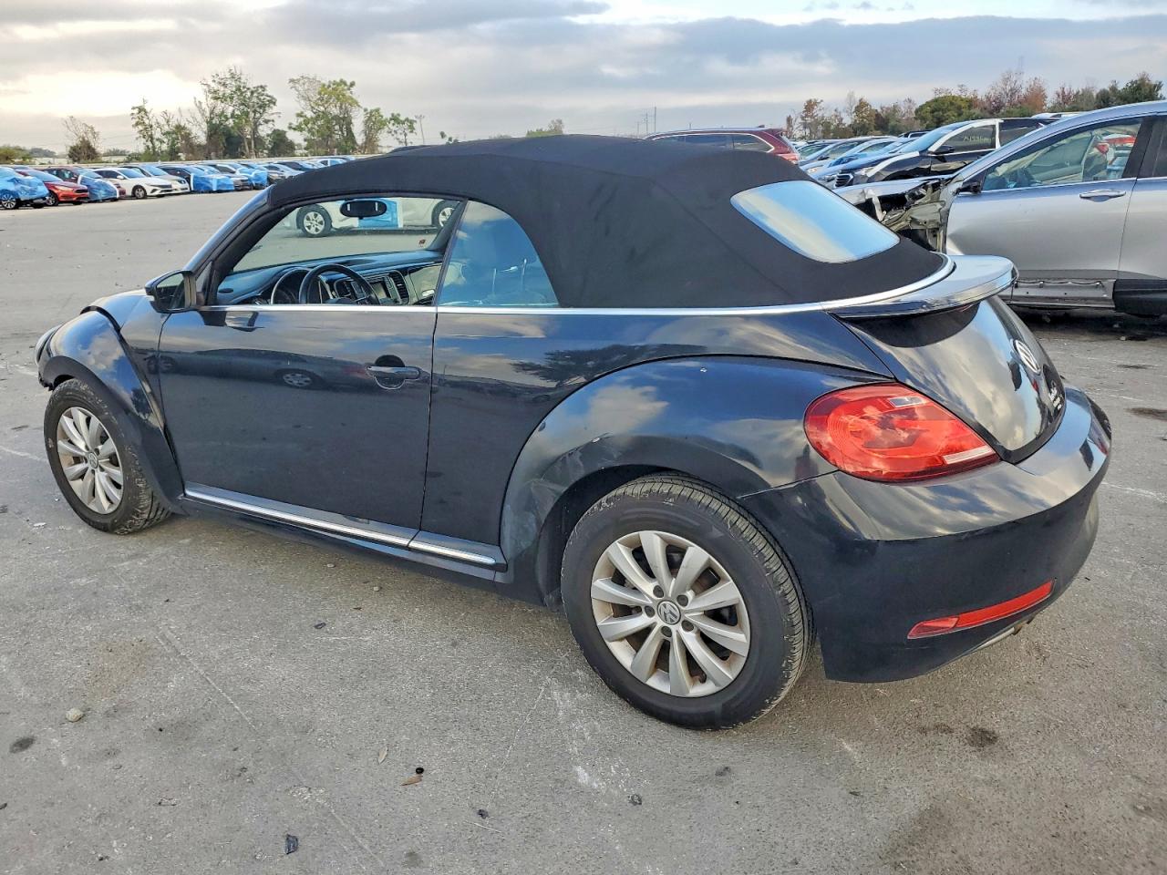 2019 VOLKSWAGEN BEETLE S photo 2