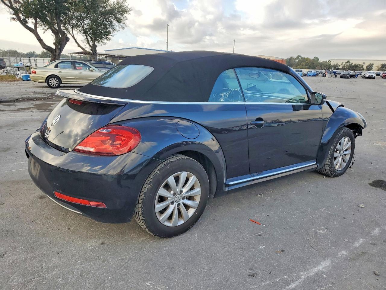 2019 VOLKSWAGEN BEETLE S photo 3