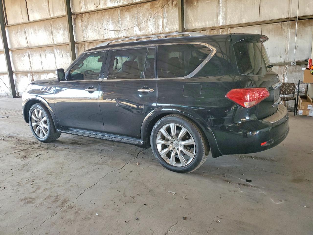 2013 INFINITI QX56 photo 2