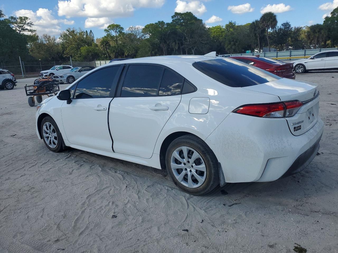 2024 TOYOTA COROLLA LE photo 2