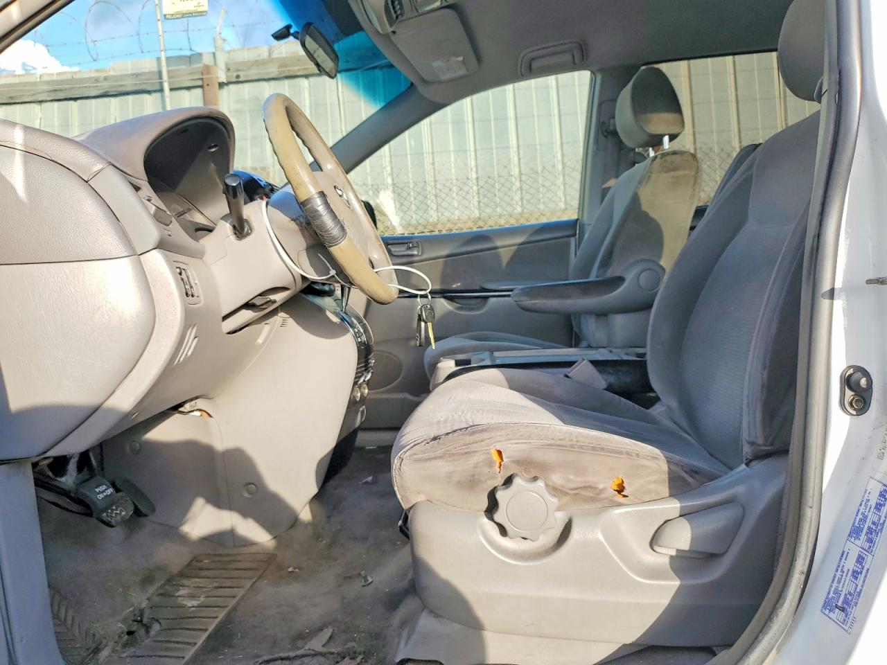 2004 TOYOTA SIENNA CE photo 13