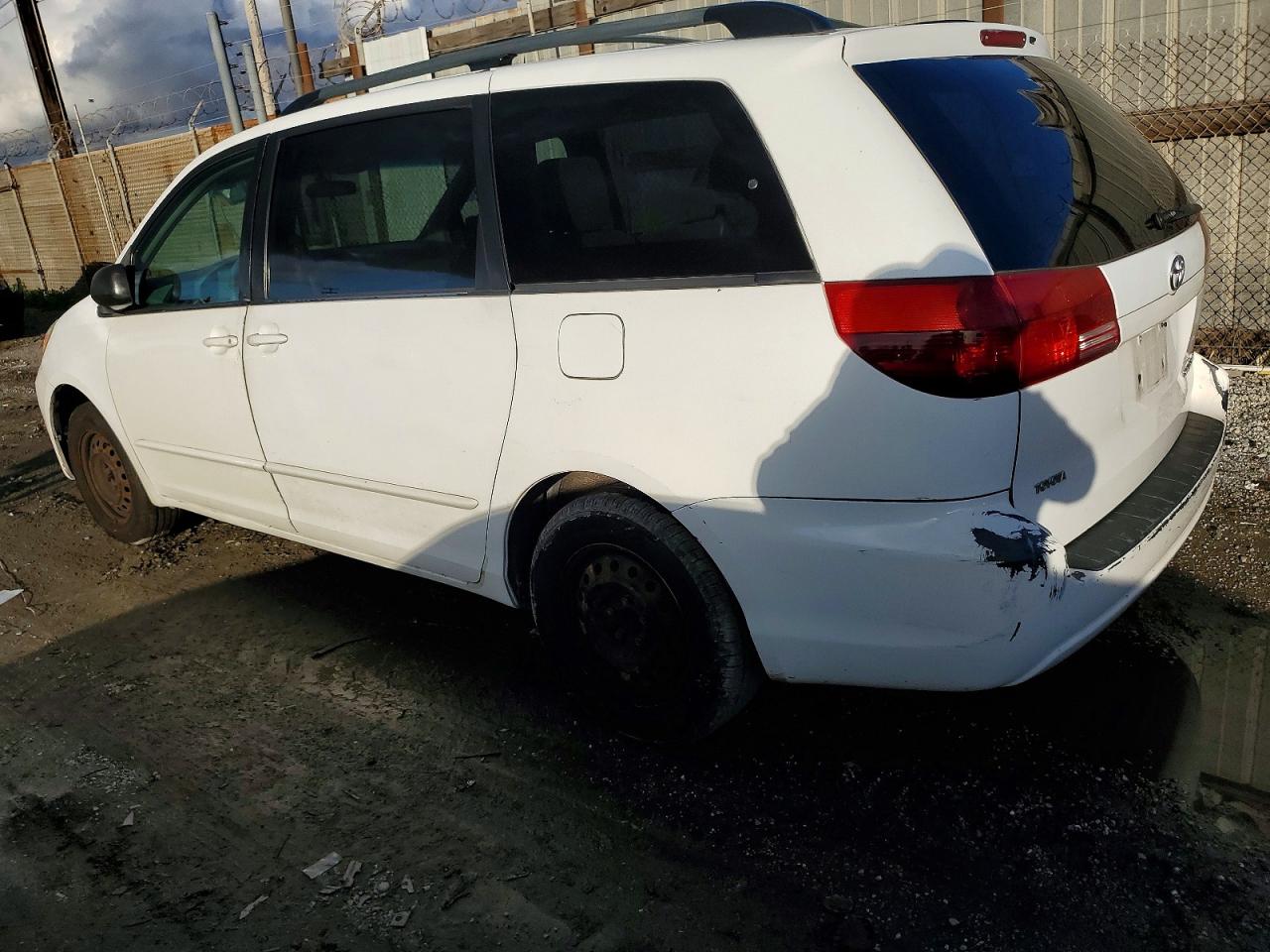 2004 TOYOTA SIENNA CE photo 3