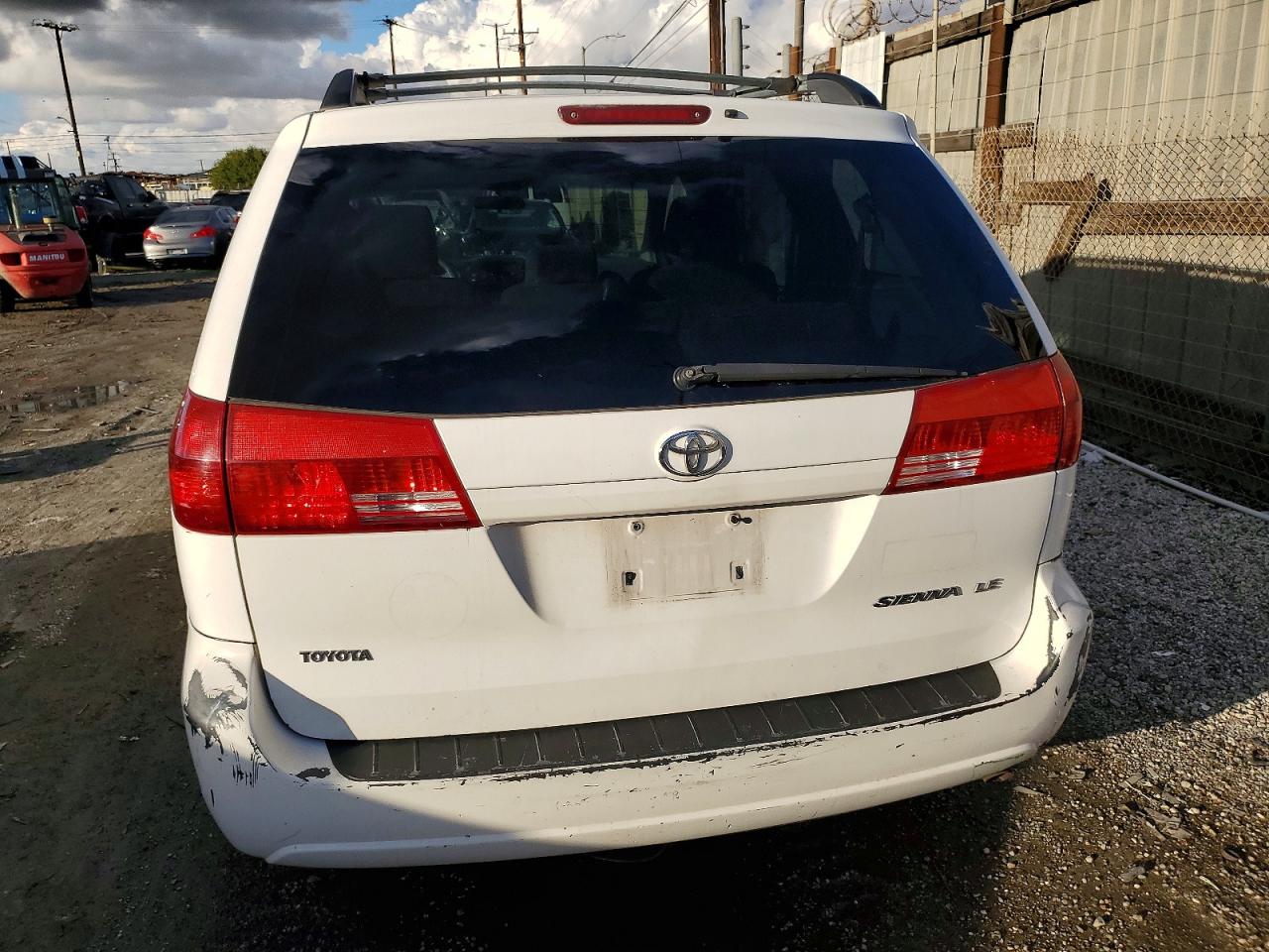 2004 TOYOTA SIENNA CE photo 11