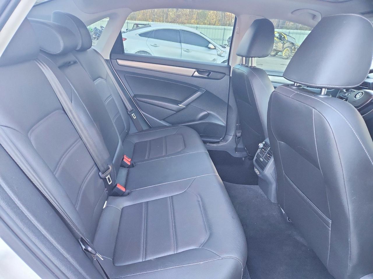 2021 VOLKSWAGEN PASSAT SE photo 10