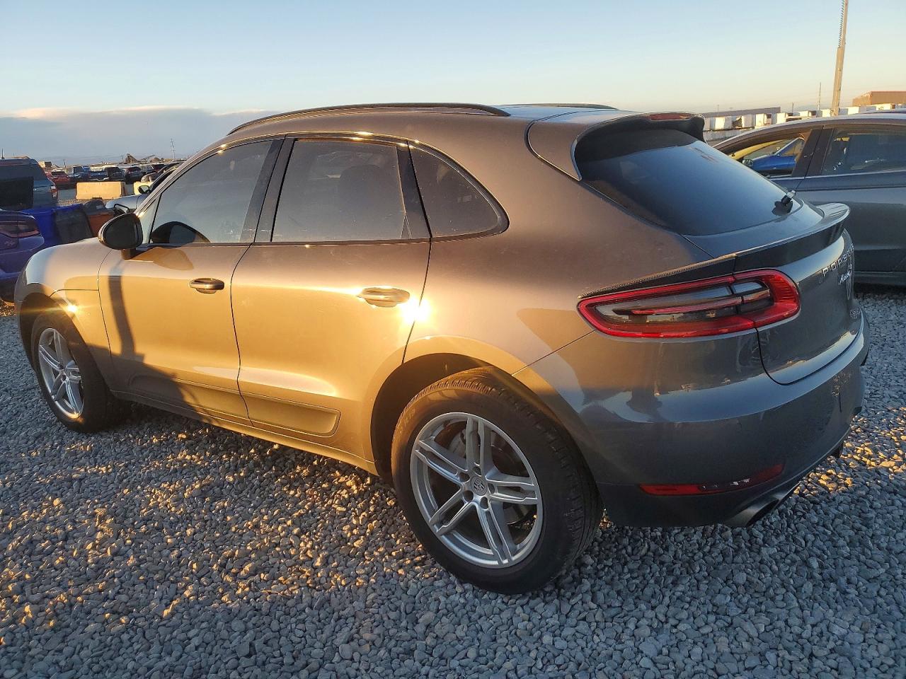 2016 PORSCHE MACAN S photo 2