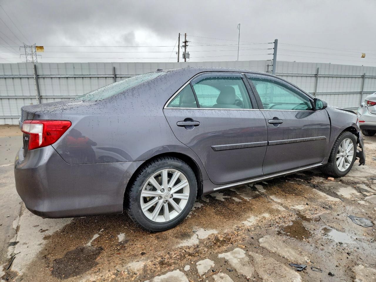 2014 TOYOTA CAMRY L photo 3