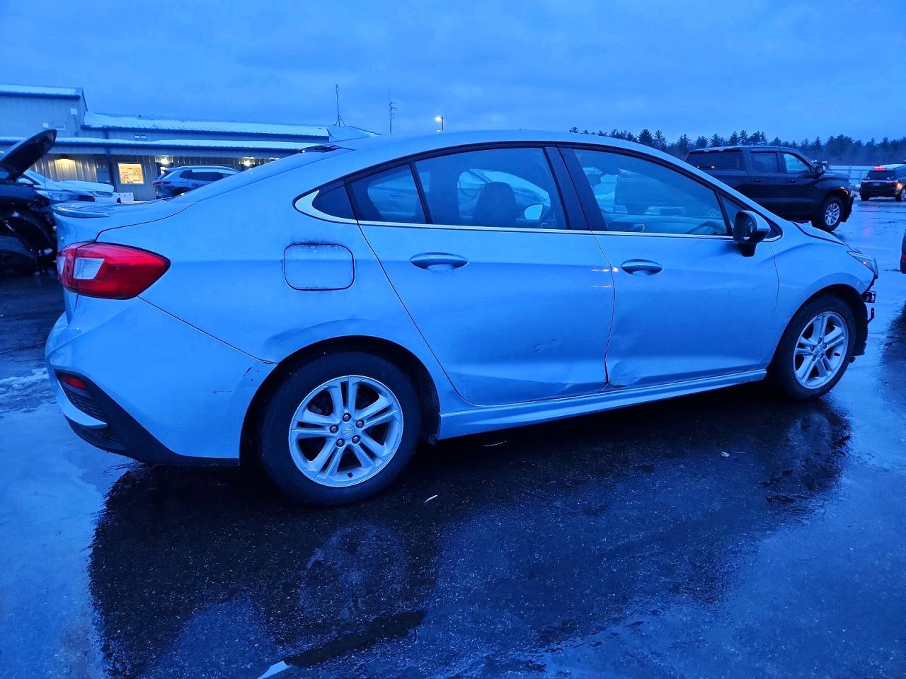 2017 CHEVROLET CRUZE LT photo 3