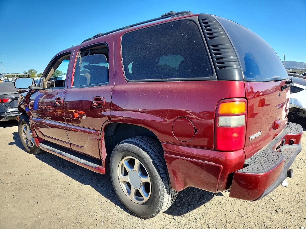 2003 GMC YUKON DENALI photo 2