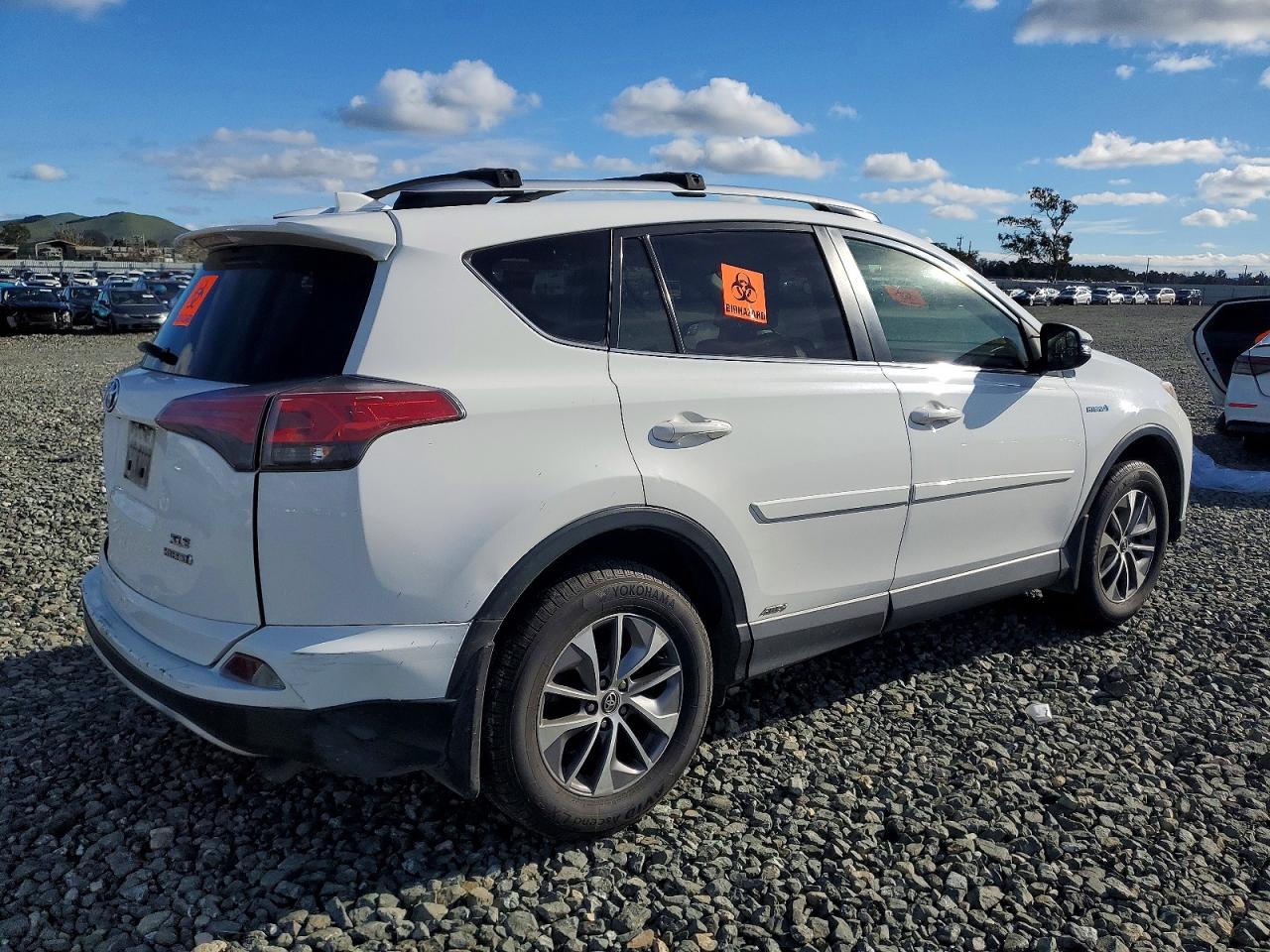 2016 TOYOTA RAV4 HV XLE photo 3