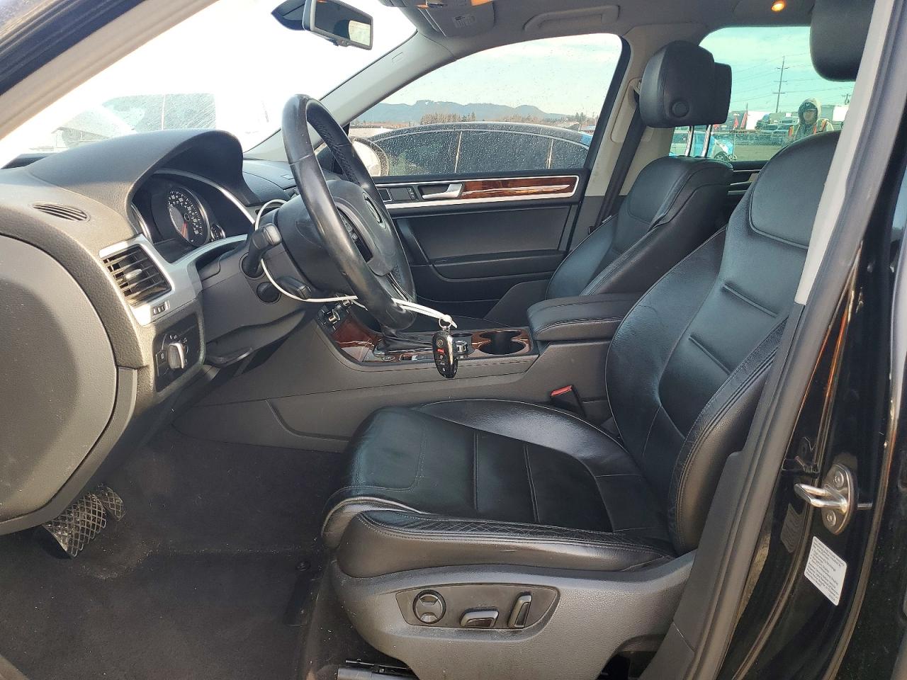 2012 VOLKSWAGEN TOUAREG V6 photo 13