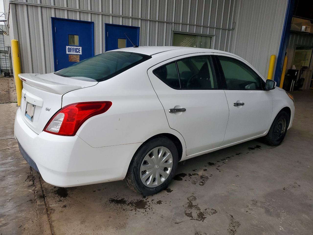 2019 NISSAN VERSA S photo 3