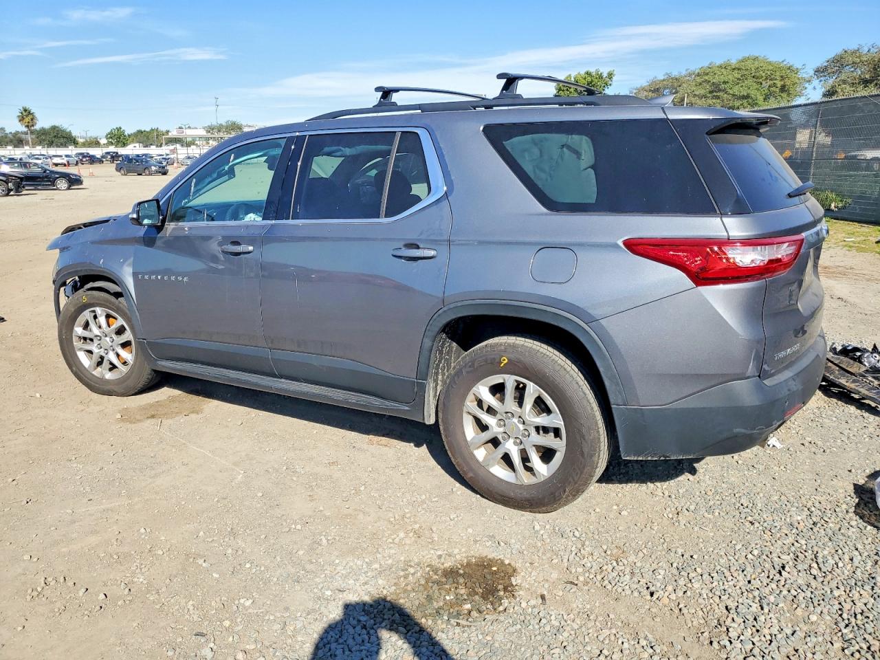2019 CHEVROLET TRAVERSE LT photo 2